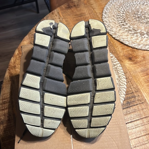 Cloud 3 X Training shoe. Shoes is gently used. Still in good condition. - Picture 4 of 6